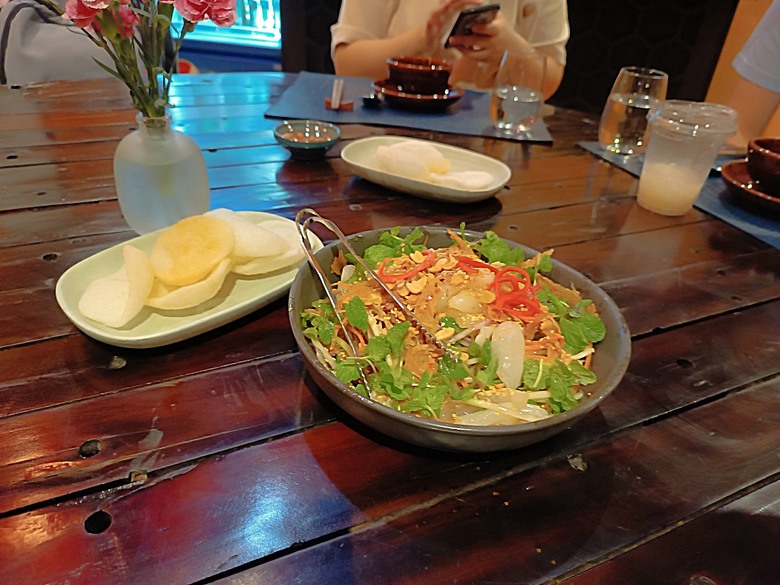 會安古鎮 (來遠橋、Faifo Coffee、華人會館群)、會安夜市、在地美食HOME Hoi An 餐廳、秋盆河乘船放水燈 — 2025年越南峴港、會安、美山、順化、巴拿山 — 聯合國世界文化遺產及遊樂園之六日悠遊 第一回