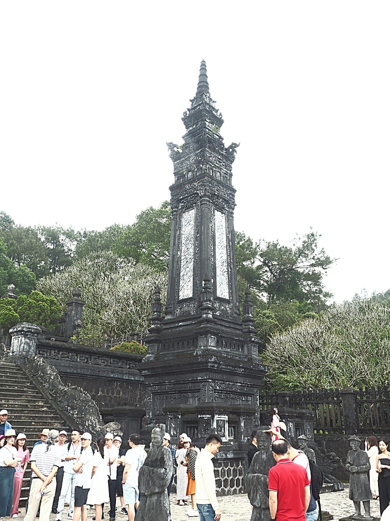 順化皇城(Kinh thành Huế)、啟定皇陵(Lăng Khải Định)、靈姥寺(天姥寺) (Chùa Thiên Mụ)、線香民俗文化村(Incense Village)、皇帝宮廷宴，附掛峴港 AU LAC BEACH海鮮餐廳 — 2025年越南峴港、會安、美山、順化、巴拿山太陽世界六日歷史文化及遊樂園之旅 第五回