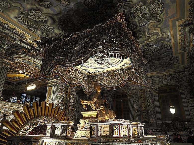 順化皇城(Kinh thành Huế)、啟定皇陵(Lăng Khải Định)、靈姥寺(天姥寺) (Chùa Thiên Mụ)、線香民俗文化村(Incense Village)、皇帝宮廷宴，附掛峴港 AU LAC BEACH海鮮餐廳 — 2025年越南峴港、會安、美山、順化、巴拿山太陽世界六日歷史文化及遊樂園之旅 第五回