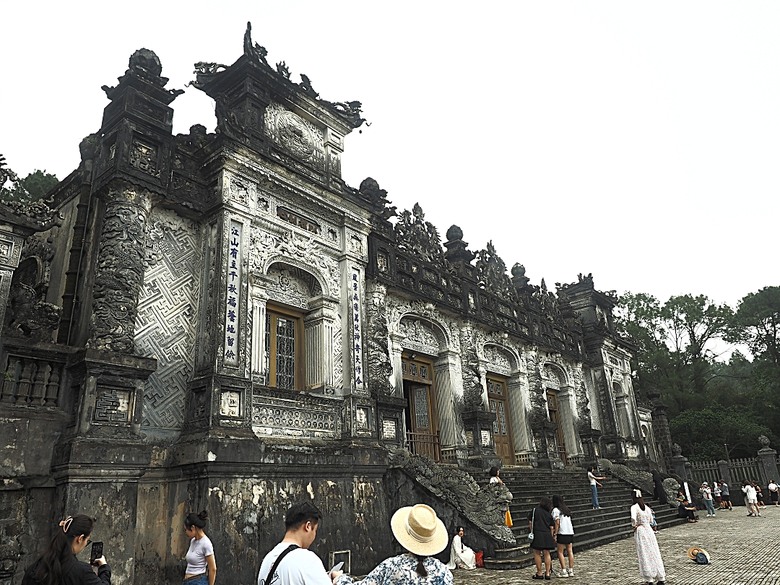 順化皇城(Kinh thành Huế)、啟定皇陵(Lăng Khải Định)、靈姥寺(天姥寺) (Chùa Thiên Mụ)、線香民俗文化村(Incense Village)、皇帝宮廷宴,附掛峴港 AU LAC BEACH海鮮餐廳 — 2025年越南峴港、會安、美山、順化、巴拿山太陽世界六日歷史文化及遊樂園之旅 第五回