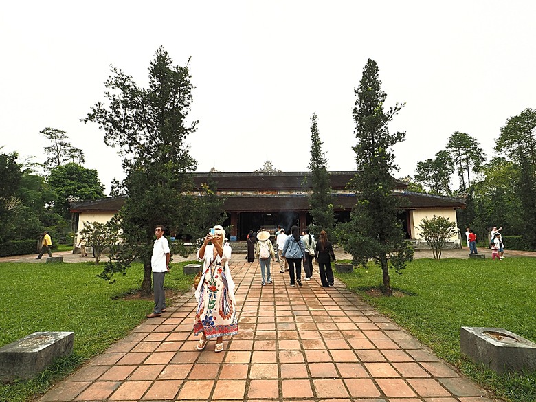 順化皇城(Kinh thành Huế)、啟定皇陵(Lăng Khải Định)、靈姥寺(天姥寺) (Chùa Thiên Mụ)、線香民俗文化村(Incense Village)、皇帝宮廷宴,附掛峴港 AU LAC BEACH海鮮餐廳 — 2025年越南峴港、會安、美山、順化、巴拿山太陽世界六日歷史文化及遊樂園之旅 第五回
