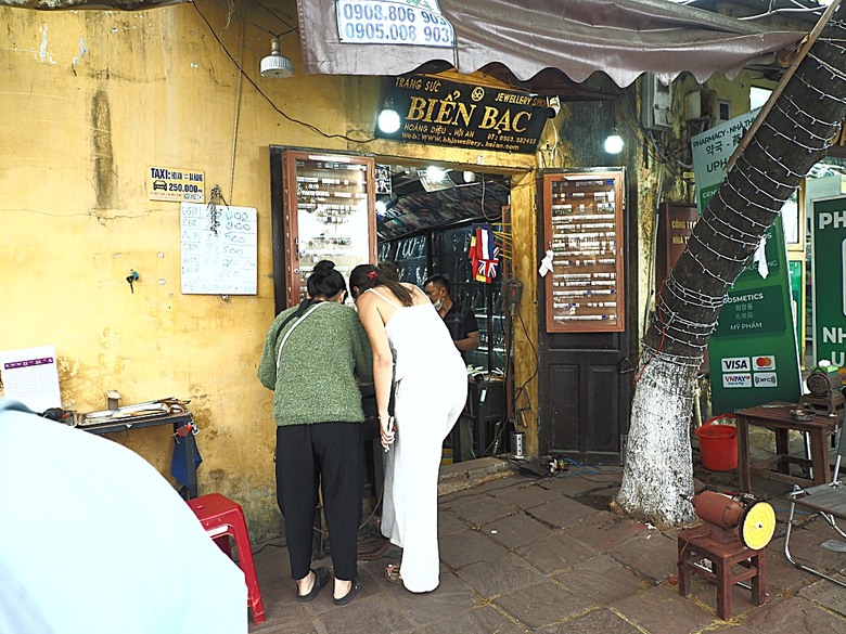 會安古鎮 (來遠橋、Faifo Coffee、華人會館群)、會安夜市、在地美食HOME Hoi An 餐廳、秋盆河乘船放水燈 — 2025年越南峴港、會安、美山、順化、巴拿山 — 聯合國世界文化遺產及遊樂園之六日悠遊 第一回