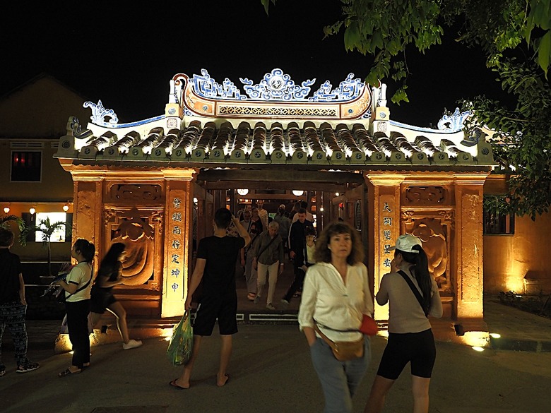 會安古鎮 (來遠橋、Faifo Coffee、華人會館群)、會安夜市、在地美食HOME Hoi An 餐廳、秋盆河乘船放水燈 — 2025年越南峴港、會安、美山、順化、巴拿山 — 聯合國世界文化遺產及遊樂園之六日悠遊 第一回