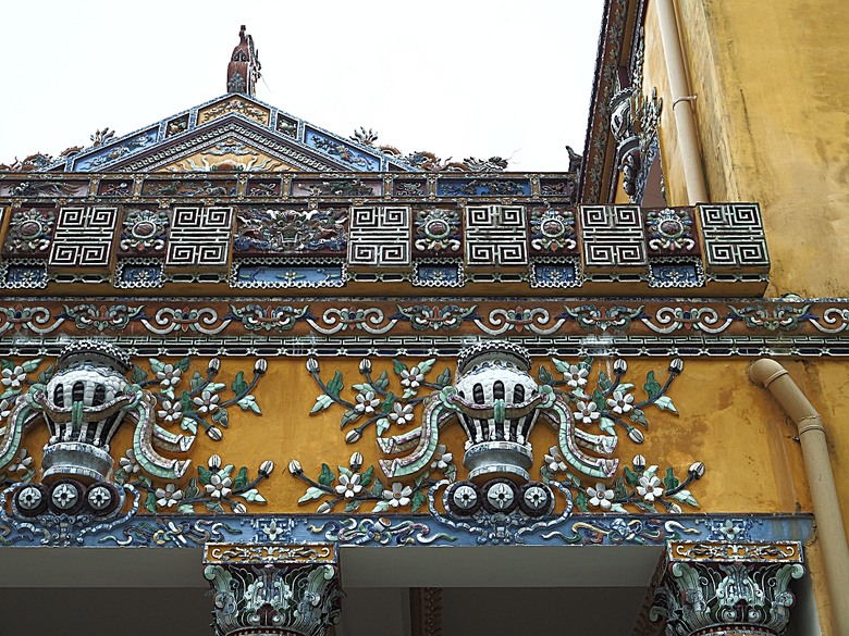 順化皇城(Kinh thành Huế)、啟定皇陵(Lăng Khải Định)、靈姥寺(天姥寺) (Chùa Thiên Mụ)、線香民俗文化村(Incense Village)、皇帝宮廷宴，附掛峴港 AU LAC BEACH海鮮餐廳 — 2025年越南峴港、會安、美山、順化、巴拿山太陽世界六日歷史文化及遊樂園之旅 第五回
