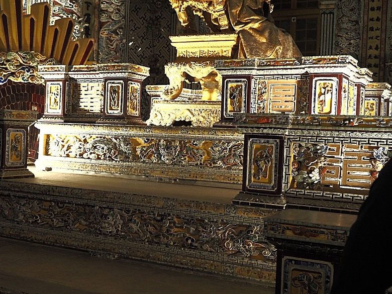 順化皇城(Kinh thành Huế)、啟定皇陵(Lăng Khải Định)、靈姥寺(天姥寺) (Chùa Thiên Mụ)、線香民俗文化村(Incense Village)、皇帝宮廷宴,附掛峴港 AU LAC BEACH海鮮餐廳 — 2025年越南峴港、會安、美山、順化、巴拿山太陽世界六日歷史文化及遊樂園之旅 第五回