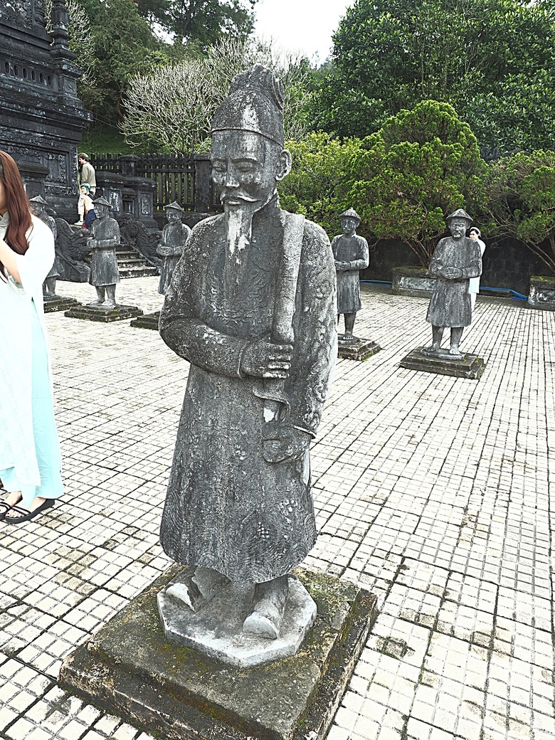 順化皇城(Kinh thành Huế)、啟定皇陵(Lăng Khải Định)、靈姥寺(天姥寺) (Chùa Thiên Mụ)、線香民俗文化村(Incense Village)、皇帝宮廷宴,附掛峴港 AU LAC BEACH海鮮餐廳 — 2025年越南峴港、會安、美山、順化、巴拿山太陽世界六日歷史文化及遊樂園之旅 第五回
