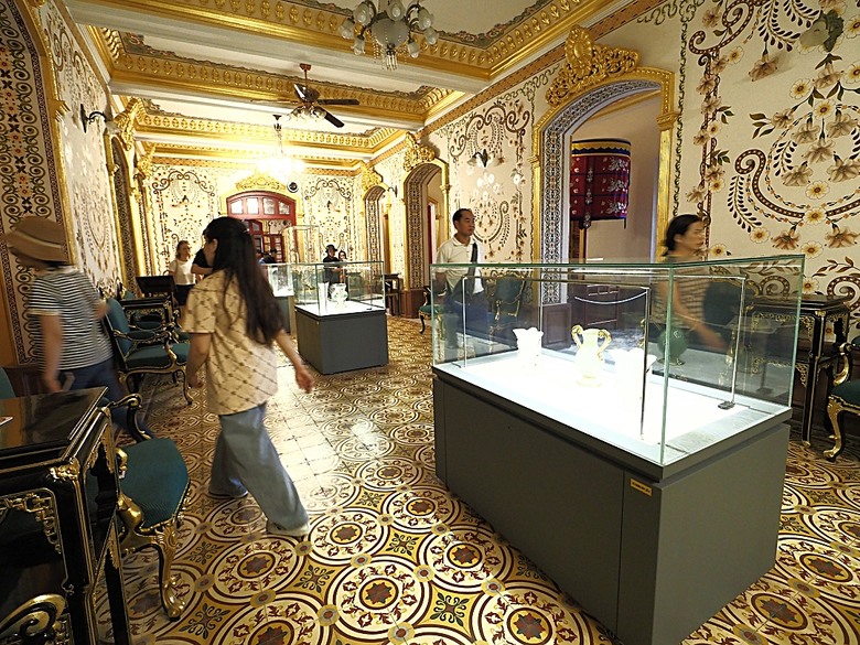 順化皇城(Kinh thành Huế)、啟定皇陵(Lăng Khải Định)、靈姥寺(天姥寺) (Chùa Thiên Mụ)、線香民俗文化村(Incense Village)、皇帝宮廷宴,附掛峴港 AU LAC BEACH海鮮餐廳 — 2025年越南峴港、會安、美山、順化、巴拿山太陽世界六日歷史文化及遊樂園之旅 第五回