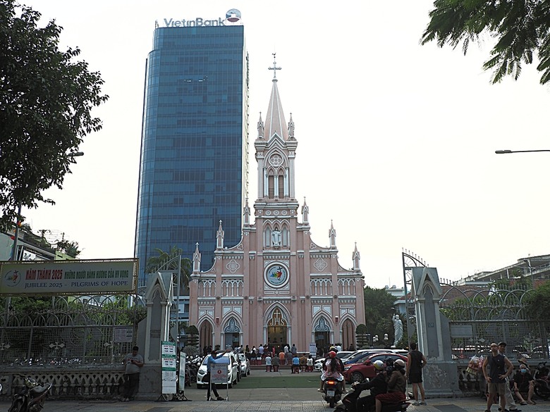 峴港市區 峴港大教堂、峴港博物館、漢市場、SOAN HA換匯、BANH MI越南法國麵包(午餐)、Banh Xeo Ba Tuyet (晚餐) 、SPA和按摩、My Xuan Cruise 遊輪夜遊峴港瀚江、龍橋噴火與山茶夜市、GO! Đà Nẵng量販店 — 2025年越南峴港、會安、美山、順化、巴拿山太陽世界六日歷史文化及遊樂園之旅 第七回