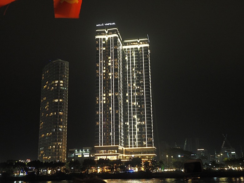 峴港市區 峴港大教堂、峴港博物館、漢市場、SOAN HA換匯、BANH MI越南法國麵包(午餐)、Banh Xeo Ba Tuyet (晚餐) 、SPA和按摩、My Xuan Cruise 遊輪夜遊峴港瀚江、龍橋噴火與山茶夜市、GO! Đà Nẵng量販店 — 2025年越南峴港、會安、美山、順化、巴拿山太陽世界六日歷史文化及遊樂園之旅 第七回
