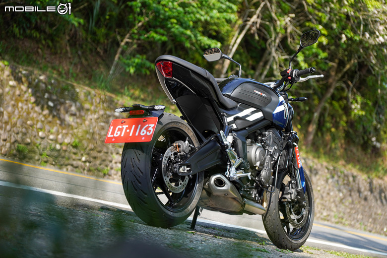 2025 年 Triumph Trident 660 試駕|三缸質與量的體現,迷人美麗的翹臀