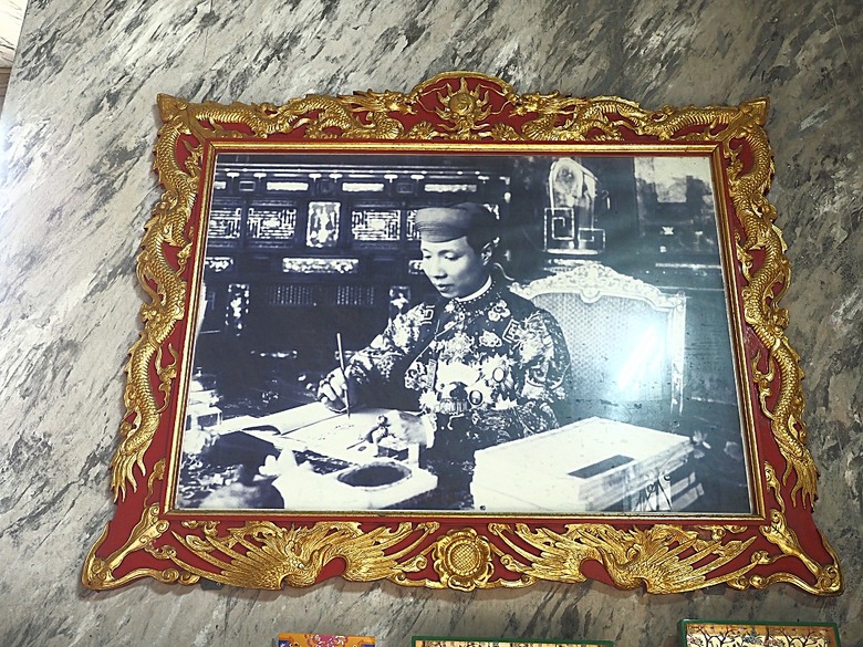 順化皇城(Kinh thành Huế)、啟定皇陵(Lăng Khải Định)、靈姥寺(天姥寺) (Chùa Thiên Mụ)、線香民俗文化村(Incense Village)、皇帝宮廷宴,附掛峴港 AU LAC BEACH海鮮餐廳 — 2025年越南峴港、會安、美山、順化、巴拿山太陽世界六日歷史文化及遊樂園之旅 第五回