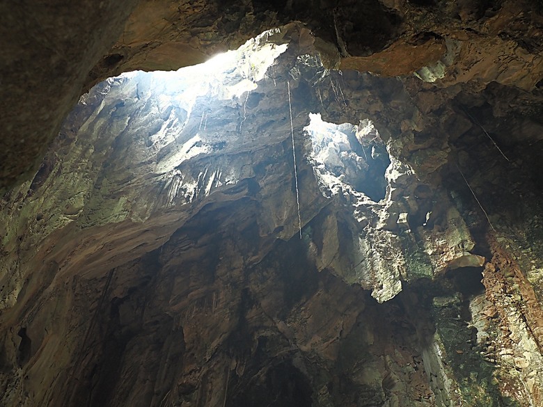 峴港市郊 五行山(The Marble Mountains; Ngũ Hành Sơn)、山茶半島靈應寺(Chùa Linh Ứng)、Sơn Trà Marina 咖啡館 — 2025年越南峴港、會安、美山、順化、巴拿山太陽世界六日歷史文化及遊樂園之旅 第六回