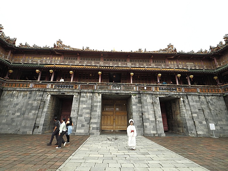 順化皇城(Kinh thành Huế)、啟定皇陵(Lăng Khải Định)、靈姥寺(天姥寺) (Chùa Thiên Mụ)、線香民俗文化村(Incense Village)、皇帝宮廷宴,附掛峴港 AU LAC BEACH海鮮餐廳 — 2025年越南峴港、會安、美山、順化、巴拿山太陽世界六日歷史文化及遊樂園之旅 第五回