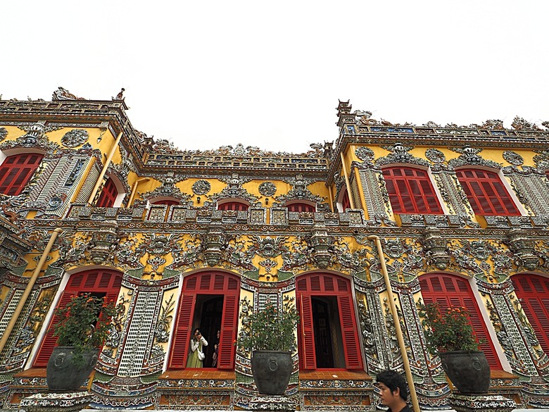 順化皇城(Kinh thành Huế)、啟定皇陵(Lăng Khải Định)、靈姥寺(天姥寺) (Chùa Thiên Mụ)、線香民俗文化村(Incense Village)、皇帝宮廷宴，附掛峴港 AU LAC BEACH海鮮餐廳 — 2025年越南峴港、會安、美山、順化、巴拿山太陽世界六日歷史文化及遊樂園之旅 第五回