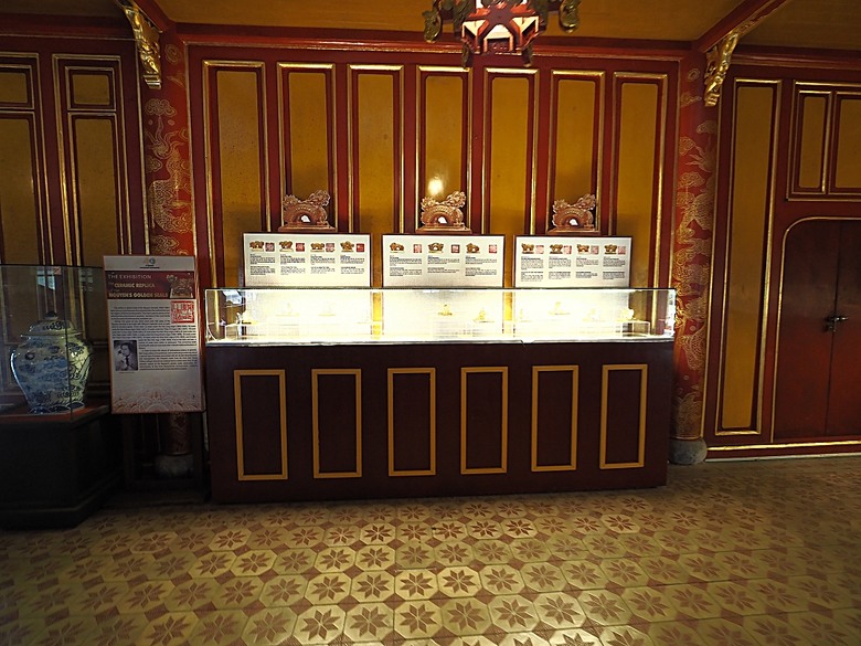 順化皇城(Kinh thành Huế)、啟定皇陵(Lăng Khải Định)、靈姥寺(天姥寺) (Chùa Thiên Mụ)、線香民俗文化村(Incense Village)、皇帝宮廷宴,附掛峴港 AU LAC BEACH海鮮餐廳 — 2025年越南峴港、會安、美山、順化、巴拿山太陽世界六日歷史文化及遊樂園之旅 第五回