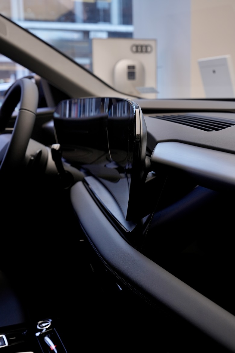 實車分享｜全新上市 𝐀𝐮𝐝𝐢 𝐐𝟔 𝐞-𝐭𝐫𝐨𝐧｜正式進駐