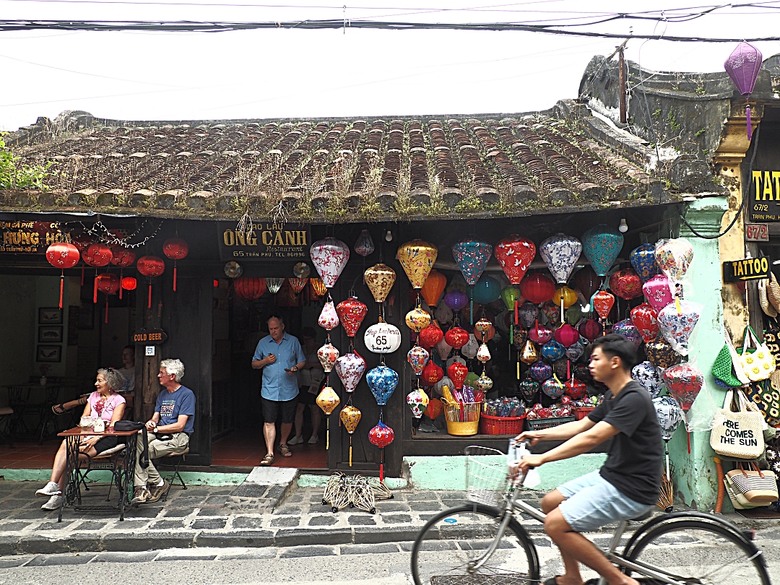 會安古鎮 (來遠橋、Faifo Coffee、華人會館群)、會安夜市、在地美食HOME Hoi An 餐廳、秋盆河乘船放水燈 — 2025年越南峴港、會安、美山、順化、巴拿山 — 聯合國世界文化遺產及遊樂園之六日悠遊 第一回