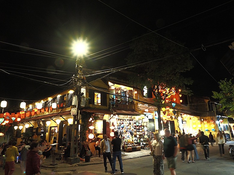 會安古鎮 (來遠橋、Faifo Coffee、華人會館群)、會安夜市、在地美食HOME Hoi An 餐廳、秋盆河乘船放水燈 — 2025年越南峴港、會安、美山、順化、巴拿山 — 聯合國世界文化遺產及遊樂園之六日悠遊 第一回