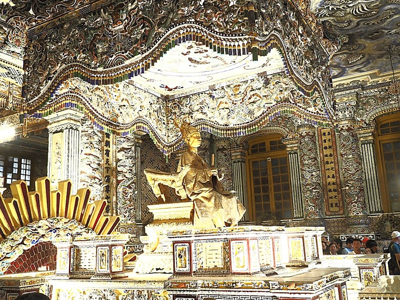 順化皇城(Kinh thành Huế)、啟定皇陵(Lăng Khải Định)、靈姥寺(天姥寺) (Chùa Thiên Mụ)、線香民俗文化村(Incense Village)、皇帝宮廷宴,附掛峴港 AU LAC BEACH海鮮餐廳 — 2025年越南峴港、會安、美山、順化、巴拿山太陽世界六日歷史文化及遊樂園之旅 第五回