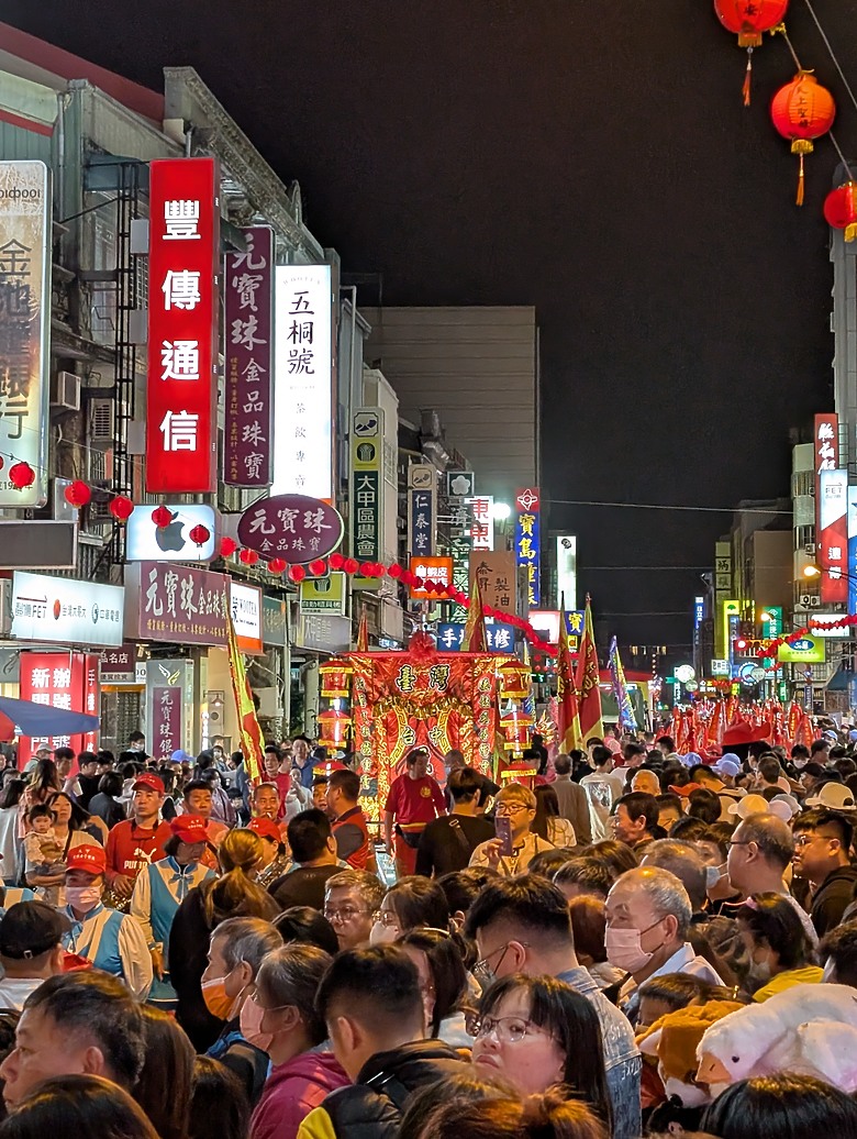 點我看大圖 2025 繞境大白 大甲媽繞境 一起追女神 熱血熬夜12小時