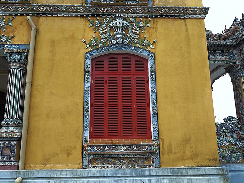 順化皇城(Kinh thành Huế)、啟定皇陵(Lăng Khải Định)、靈姥寺(天姥寺) (Chùa Thiên Mụ)、線香民俗文化村(Incense Village)、皇帝宮廷宴，附掛峴港 AU LAC BEACH海鮮餐廳 — 2025年越南峴港、會安、美山、順化、巴拿山太陽世界六日歷史文化及遊樂園之旅 第五回