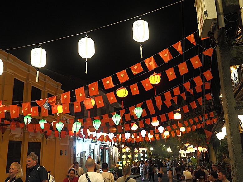 會安古鎮 (來遠橋、Faifo Coffee、華人會館群)、會安夜市、在地美食HOME Hoi An 餐廳、秋盆河乘船放水燈 — 2025年越南峴港、會安、美山、順化、巴拿山 — 聯合國世界文化遺產及遊樂園之六日悠遊 第一回
