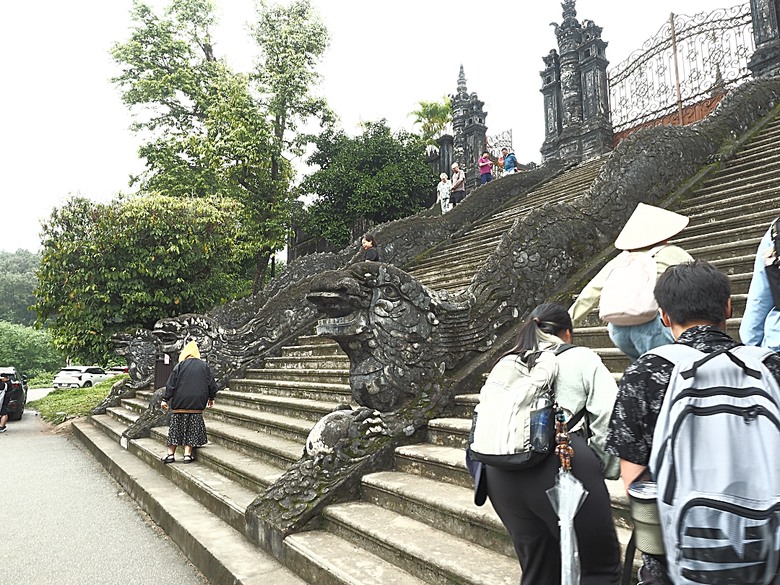 順化皇城(Kinh thành Huế)、啟定皇陵(Lăng Khải Định)、靈姥寺(天姥寺) (Chùa Thiên Mụ)、線香民俗文化村(Incense Village)、皇帝宮廷宴,附掛峴港 AU LAC BEACH海鮮餐廳 — 2025年越南峴港、會安、美山、順化、巴拿山太陽世界六日歷史文化及遊樂園之旅 第五回