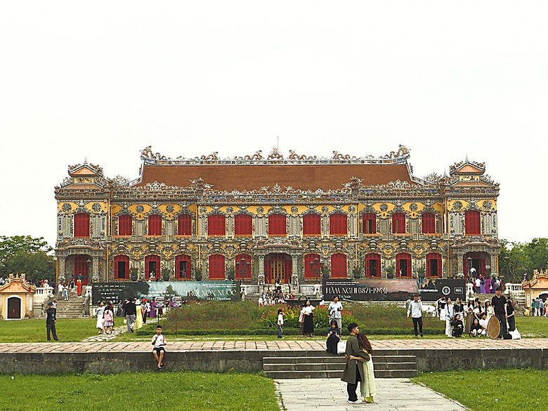順化皇城(Kinh thành Huế)、啟定皇陵(Lăng Khải Định)、靈姥寺(天姥寺) (Chùa Thiên Mụ)、線香民俗文化村(Incense Village)、皇帝宮廷宴,附掛峴港 AU LAC BEACH海鮮餐廳 — 2025年越南峴港、會安、美山、順化、巴拿山太陽世界六日歷史文化及遊樂園之旅 第五回