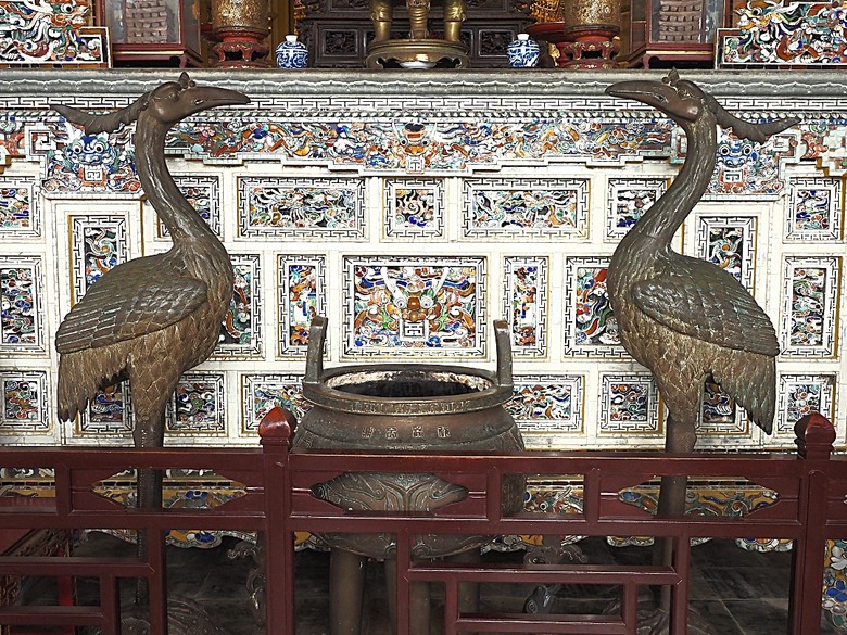 順化皇城(Kinh thành Huế)、啟定皇陵(Lăng Khải Định)、靈姥寺(天姥寺) (Chùa Thiên Mụ)、線香民俗文化村(Incense Village)、皇帝宮廷宴，附掛峴港 AU LAC BEACH海鮮餐廳 — 2025年越南峴港、會安、美山、順化、巴拿山太陽世界六日歷史文化及遊樂園之旅 第五回