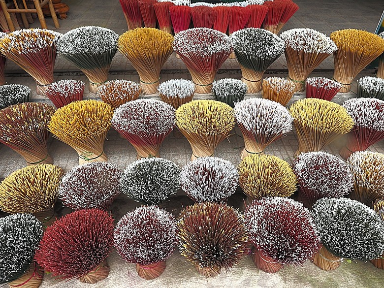 順化皇城(Kinh thành Huế)、啟定皇陵(Lăng Khải Định)、靈姥寺(天姥寺) (Chùa Thiên Mụ)、線香民俗文化村(Incense Village)、皇帝宮廷宴,附掛峴港 AU LAC BEACH海鮮餐廳 — 2025年越南峴港、會安、美山、順化、巴拿山太陽世界六日歷史文化及遊樂園之旅 第五回