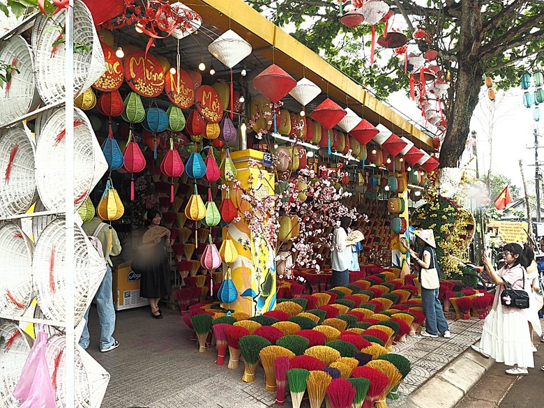 順化皇城(Kinh thành Huế)、啟定皇陵(Lăng Khải Định)、靈姥寺(天姥寺) (Chùa Thiên Mụ)、線香民俗文化村(Incense Village)、皇帝宮廷宴,附掛峴港 AU LAC BEACH海鮮餐廳 — 2025年越南峴港、會安、美山、順化、巴拿山太陽世界六日歷史文化及遊樂園之旅 第五回