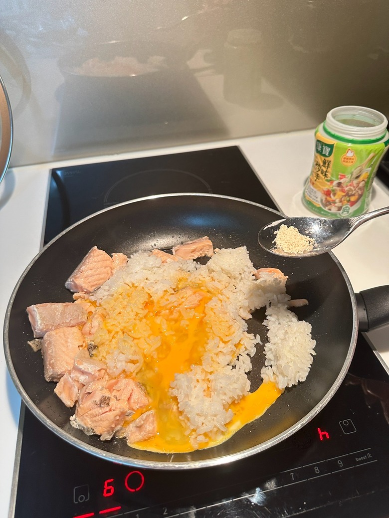 家常炒飯大升級！鮭魚炒飯簡單做也超好吃
