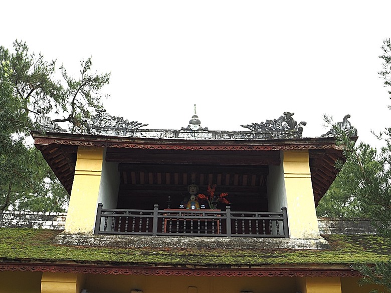 順化皇城(Kinh thành Huế)、啟定皇陵(Lăng Khải Định)、靈姥寺(天姥寺) (Chùa Thiên Mụ)、線香民俗文化村(Incense Village)、皇帝宮廷宴,附掛峴港 AU LAC BEACH海鮮餐廳 — 2025年越南峴港、會安、美山、順化、巴拿山太陽世界六日歷史文化及遊樂園之旅 第五回