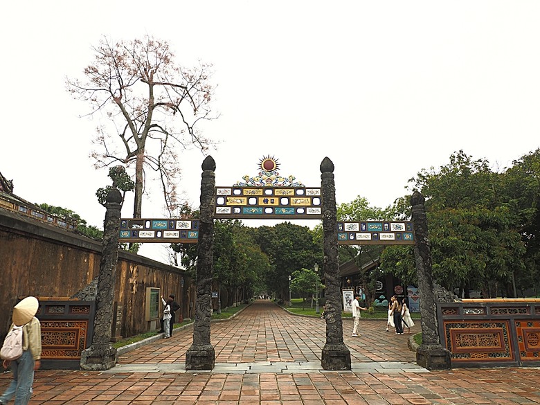 順化皇城(Kinh thành Huế)、啟定皇陵(Lăng Khải Định)、靈姥寺(天姥寺) (Chùa Thiên Mụ)、線香民俗文化村(Incense Village)、皇帝宮廷宴,附掛峴港 AU LAC BEACH海鮮餐廳 — 2025年越南峴港、會安、美山、順化、巴拿山太陽世界六日歷史文化及遊樂園之旅 第五回