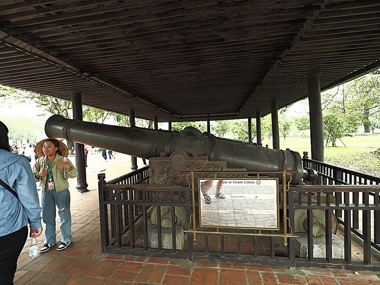 順化皇城(Kinh thành Huế)、啟定皇陵(Lăng Khải Định)、靈姥寺(天姥寺) (Chùa Thiên Mụ)、線香民俗文化村(Incense Village)、皇帝宮廷宴,附掛峴港 AU LAC BEACH海鮮餐廳 — 2025年越南峴港、會安、美山、順化、巴拿山太陽世界六日歷史文化及遊樂園之旅 第五回