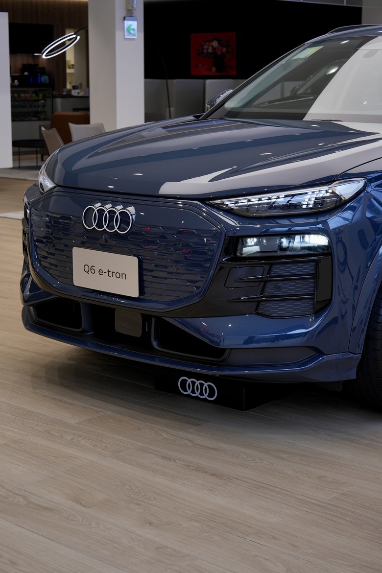 實車分享｜全新上市 𝐀𝐮𝐝𝐢 𝐐𝟔 𝐞-𝐭𝐫𝐨𝐧｜正式進駐