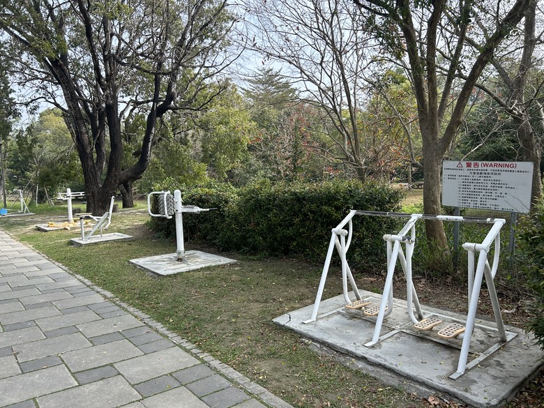 軍事堡壘與惡地交織的漯(ㄊㄚˋ)底山自然公園