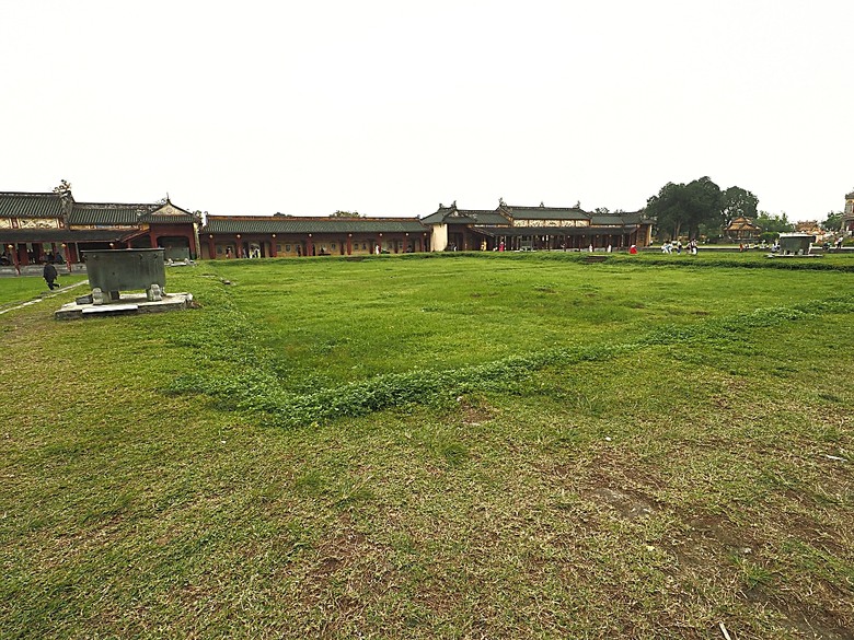 順化皇城(Kinh thành Huế)、啟定皇陵(Lăng Khải Định)、靈姥寺(天姥寺) (Chùa Thiên Mụ)、線香民俗文化村(Incense Village)、皇帝宮廷宴,附掛峴港 AU LAC BEACH海鮮餐廳 — 2025年越南峴港、會安、美山、順化、巴拿山太陽世界六日歷史文化及遊樂園之旅 第五回