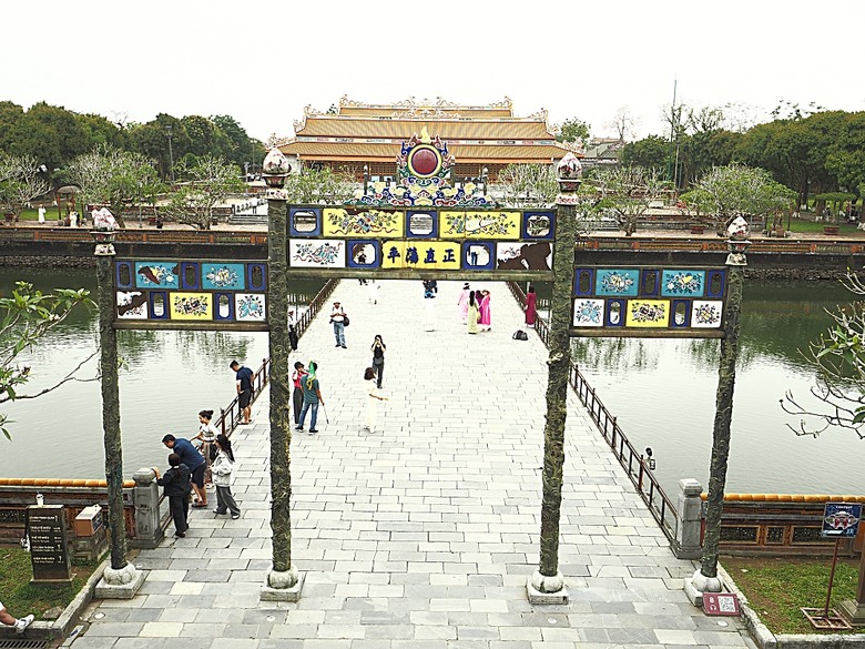 順化皇城(Kinh thành Huế)、啟定皇陵(Lăng Khải Định)、靈姥寺(天姥寺) (Chùa Thiên Mụ)、線香民俗文化村(Incense Village)、皇帝宮廷宴,附掛峴港 AU LAC BEACH海鮮餐廳 — 2025年越南峴港、會安、美山、順化、巴拿山太陽世界六日歷史文化及遊樂園之旅 第五回