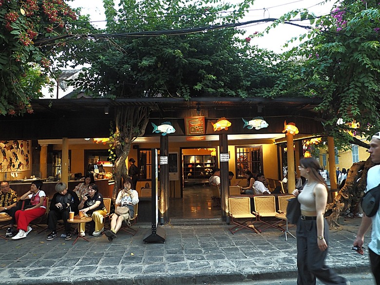 會安古鎮 (來遠橋、Faifo Coffee、華人會館群)、會安夜市、在地美食HOME Hoi An 餐廳、秋盆河乘船放水燈 — 2025年越南峴港、會安、美山、順化、巴拿山 — 聯合國世界文化遺產及遊樂園之六日悠遊 第一回