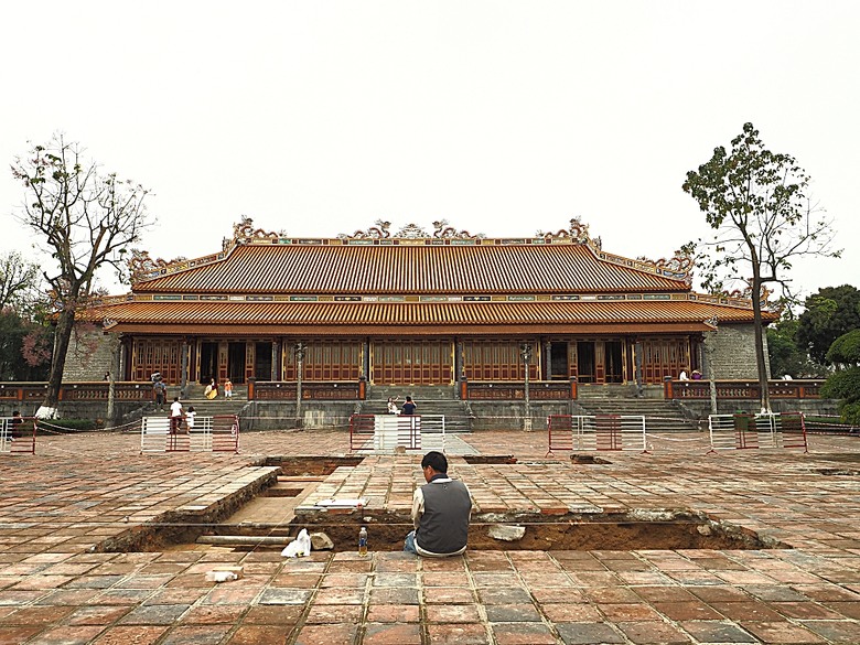 順化皇城(Kinh thành Huế)、啟定皇陵(Lăng Khải Định)、靈姥寺(天姥寺) (Chùa Thiên Mụ)、線香民俗文化村(Incense Village)、皇帝宮廷宴,附掛峴港 AU LAC BEACH海鮮餐廳 — 2025年越南峴港、會安、美山、順化、巴拿山太陽世界六日歷史文化及遊樂園之旅 第五回