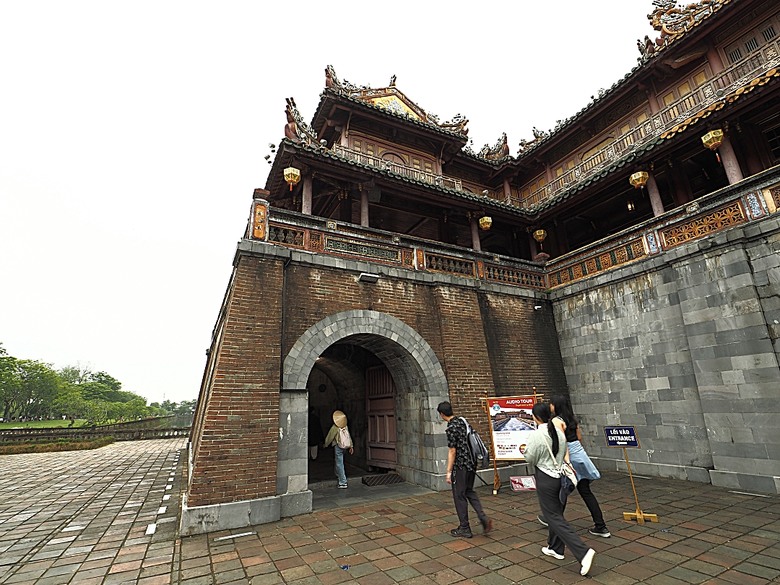 順化皇城(Kinh thành Huế)、啟定皇陵(Lăng Khải Định)、靈姥寺(天姥寺) (Chùa Thiên Mụ)、線香民俗文化村(Incense Village)、皇帝宮廷宴,附掛峴港 AU LAC BEACH海鮮餐廳 — 2025年越南峴港、會安、美山、順化、巴拿山太陽世界六日歷史文化及遊樂園之旅 第五回