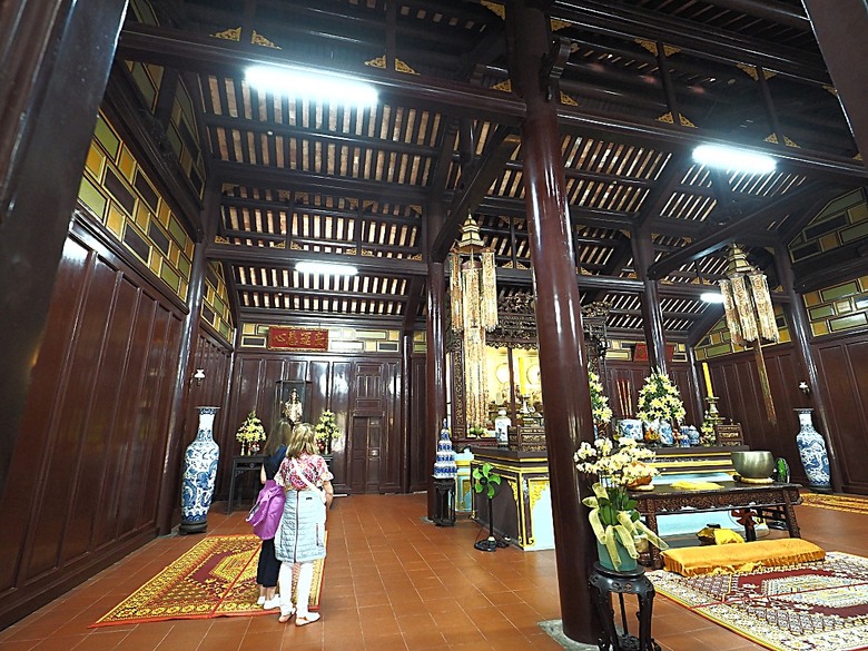 順化皇城(Kinh thành Huế)、啟定皇陵(Lăng Khải Định)、靈姥寺(天姥寺) (Chùa Thiên Mụ)、線香民俗文化村(Incense Village)、皇帝宮廷宴，附掛峴港 AU LAC BEACH海鮮餐廳 — 2025年越南峴港、會安、美山、順化、巴拿山太陽世界六日歷史文化及遊樂園之旅 第五回