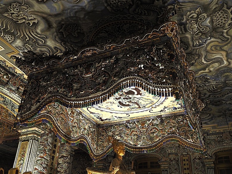 順化皇城(Kinh thành Huế)、啟定皇陵(Lăng Khải Định)、靈姥寺(天姥寺) (Chùa Thiên Mụ)、線香民俗文化村(Incense Village)、皇帝宮廷宴,附掛峴港 AU LAC BEACH海鮮餐廳 — 2025年越南峴港、會安、美山、順化、巴拿山太陽世界六日歷史文化及遊樂園之旅 第五回