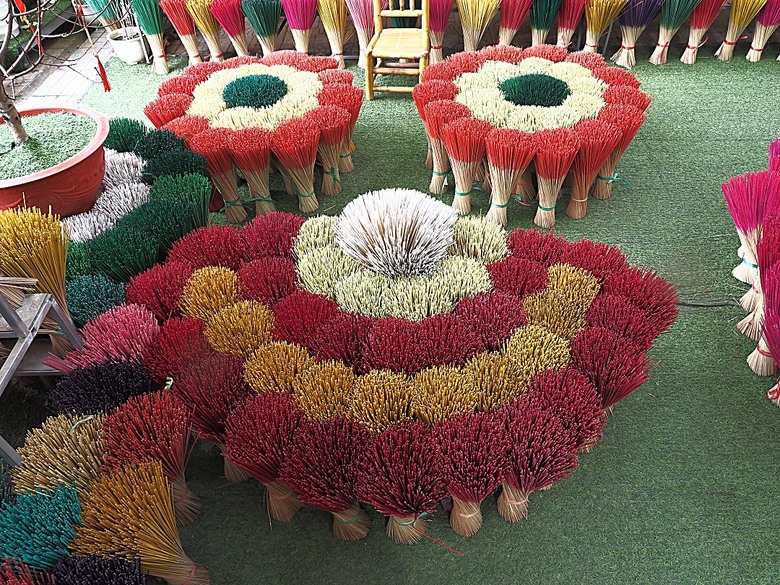 順化皇城(Kinh thành Huế)、啟定皇陵(Lăng Khải Định)、靈姥寺(天姥寺) (Chùa Thiên Mụ)、線香民俗文化村(Incense Village)、皇帝宮廷宴,附掛峴港 AU LAC BEACH海鮮餐廳 — 2025年越南峴港、會安、美山、順化、巴拿山太陽世界六日歷史文化及遊樂園之旅 第五回