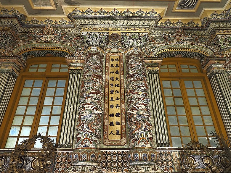 順化皇城(Kinh thành Huế)、啟定皇陵(Lăng Khải Định)、靈姥寺(天姥寺) (Chùa Thiên Mụ)、線香民俗文化村(Incense Village)、皇帝宮廷宴，附掛峴港 AU LAC BEACH海鮮餐廳 — 2025年越南峴港、會安、美山、順化、巴拿山太陽世界六日歷史文化及遊樂園之旅 第五回