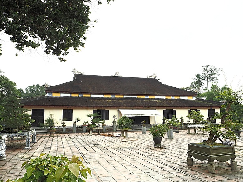 順化皇城(Kinh thành Huế)、啟定皇陵(Lăng Khải Định)、靈姥寺(天姥寺) (Chùa Thiên Mụ)、線香民俗文化村(Incense Village)、皇帝宮廷宴,附掛峴港 AU LAC BEACH海鮮餐廳 — 2025年越南峴港、會安、美山、順化、巴拿山太陽世界六日歷史文化及遊樂園之旅 第五回