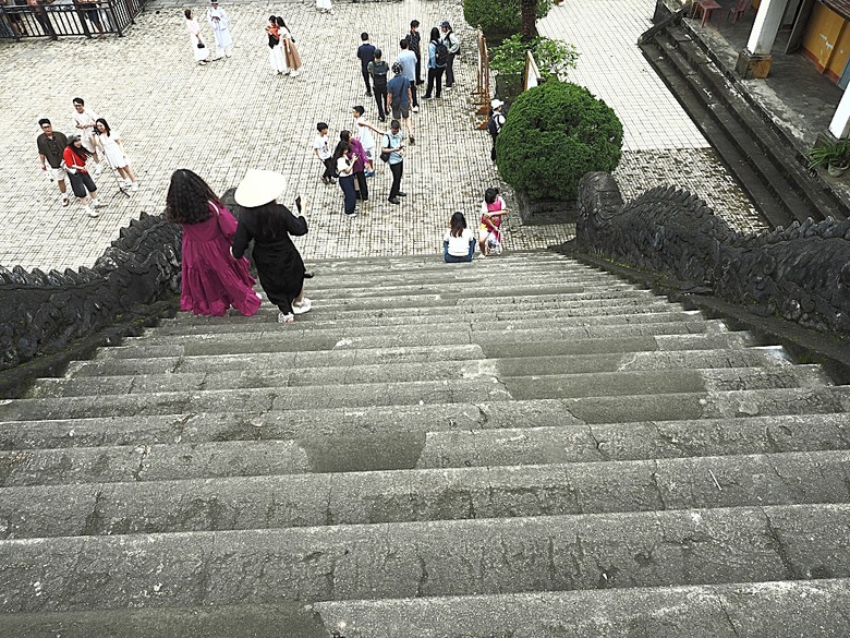 順化皇城(Kinh thành Huế)、啟定皇陵(Lăng Khải Định)、靈姥寺(天姥寺) (Chùa Thiên Mụ)、線香民俗文化村(Incense Village)、皇帝宮廷宴,附掛峴港 AU LAC BEACH海鮮餐廳 — 2025年越南峴港、會安、美山、順化、巴拿山太陽世界六日歷史文化及遊樂園之旅 第五回