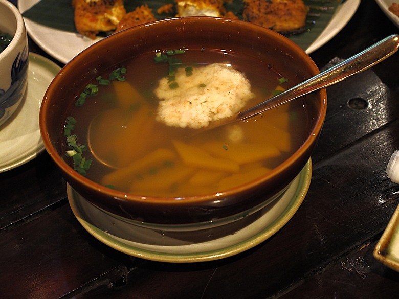 會安古鎮 (來遠橋、Faifo Coffee、華人會館群)、會安夜市、在地美食HOME Hoi An 餐廳、秋盆河乘船放水燈 — 2025年越南峴港、會安、美山、順化、巴拿山 — 聯合國世界文化遺產及遊樂園之六日悠遊 第一回
