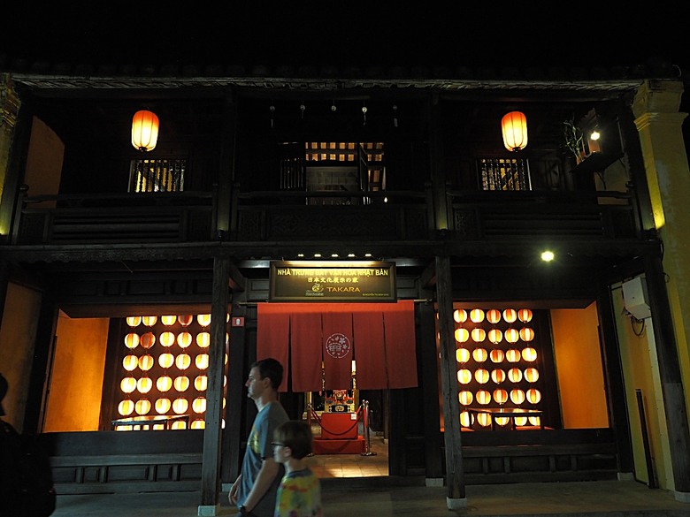會安古鎮 (來遠橋、Faifo Coffee、華人會館群)、會安夜市、在地美食HOME Hoi An 餐廳、秋盆河乘船放水燈 — 2025年越南峴港、會安、美山、順化、巴拿山 — 聯合國世界文化遺產及遊樂園之六日悠遊 第一回